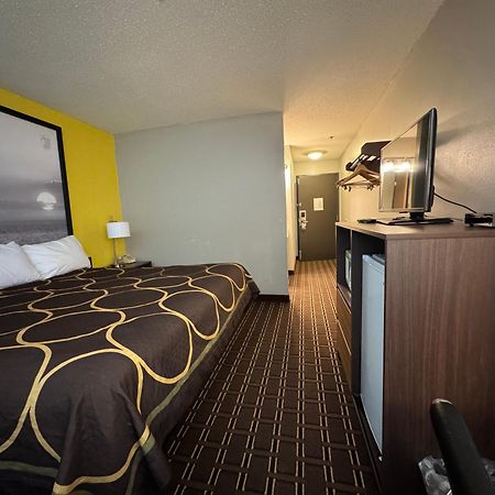 Super 8 by Wyndham Reedsburg Hotel Eksteriør billede