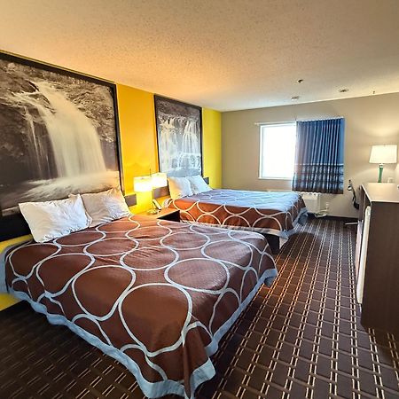 Super 8 by Wyndham Reedsburg Hotel Eksteriør billede