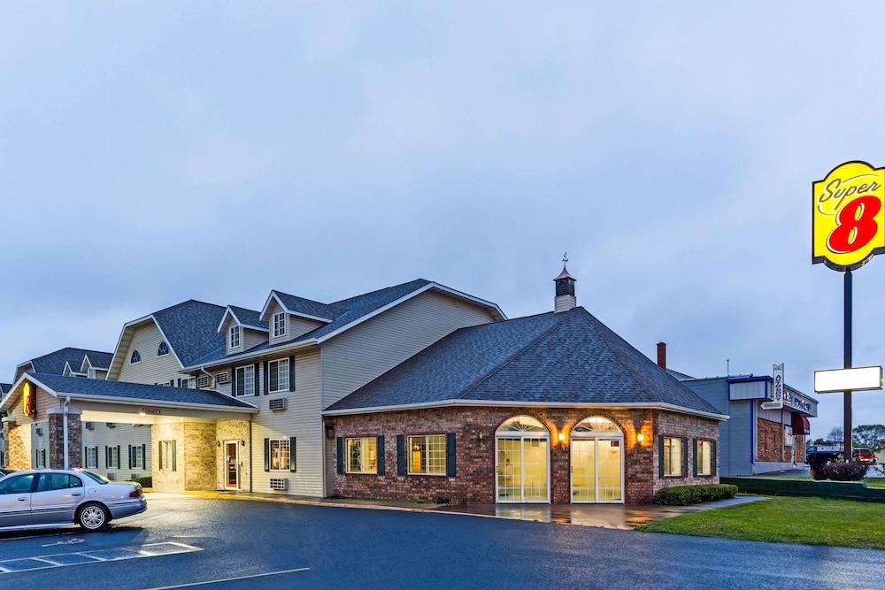 Super 8 by Wyndham Reedsburg Hotel Eksteriør billede