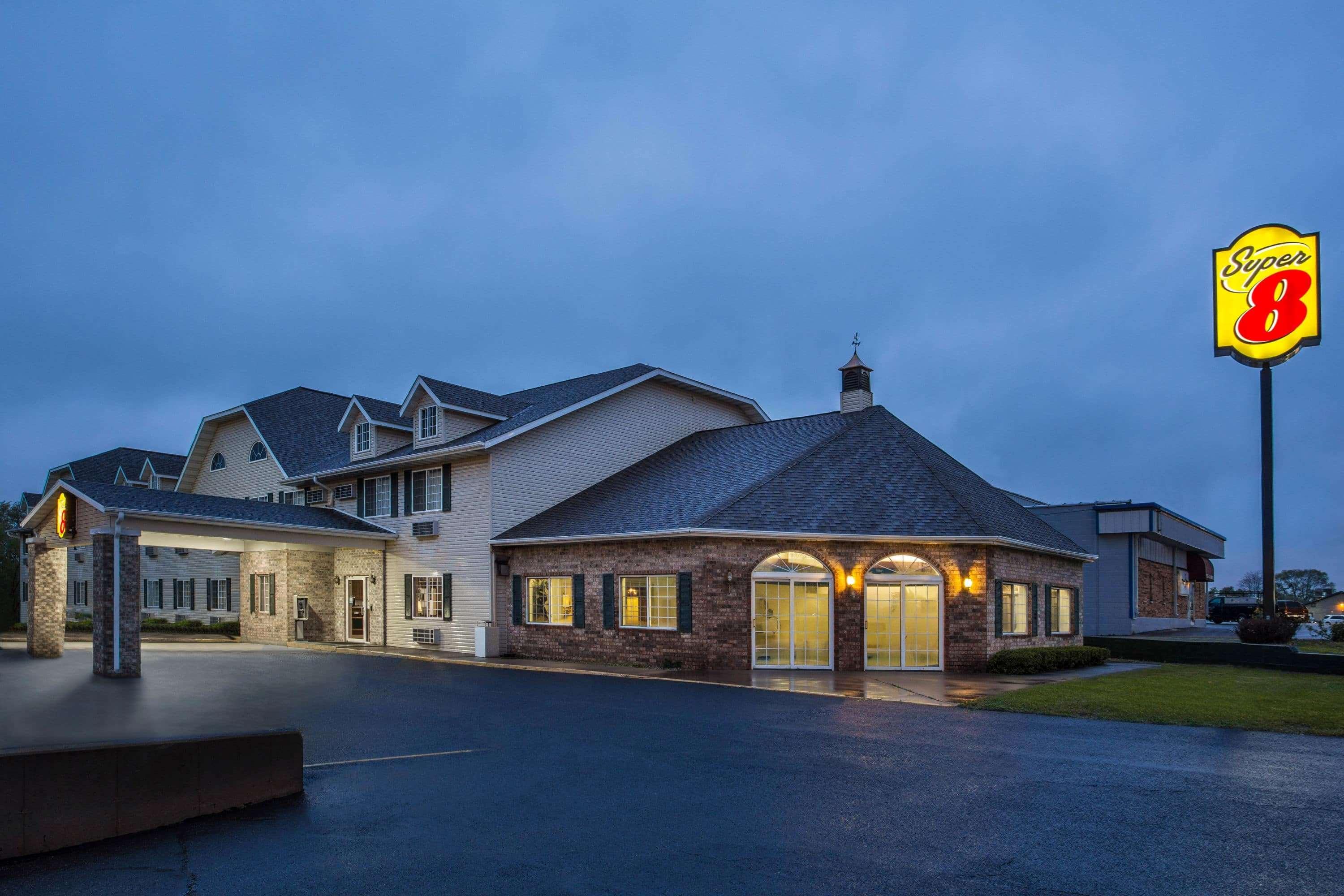 Super 8 by Wyndham Reedsburg Hotel Eksteriør billede