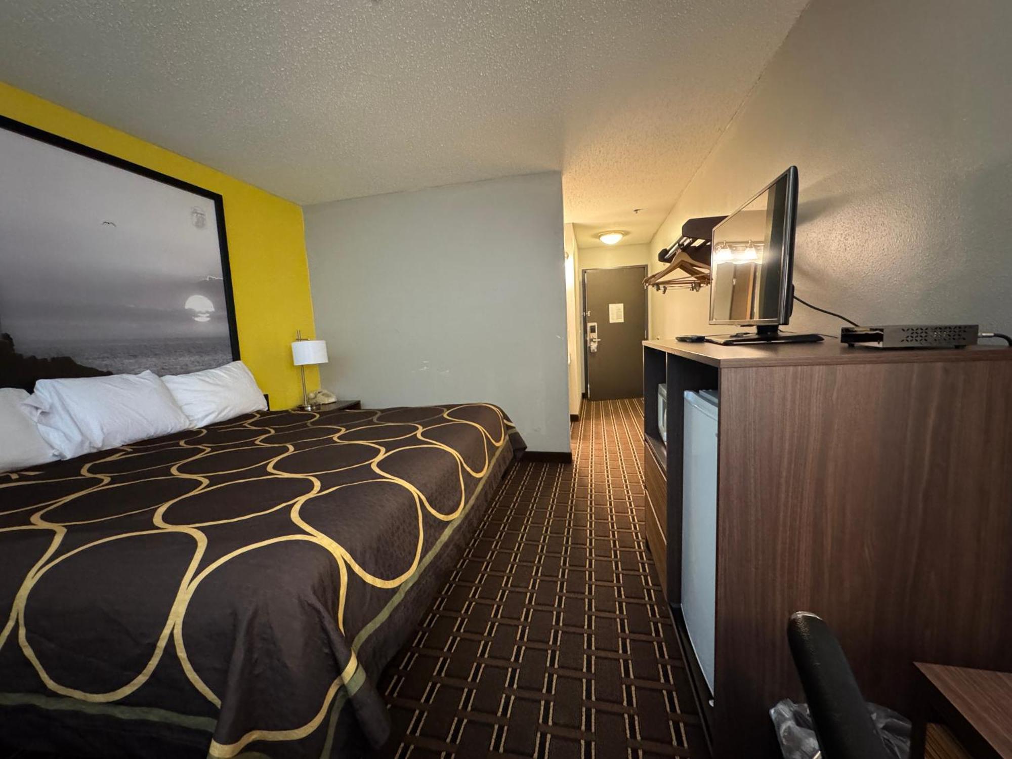 Super 8 by Wyndham Reedsburg Hotel Eksteriør billede