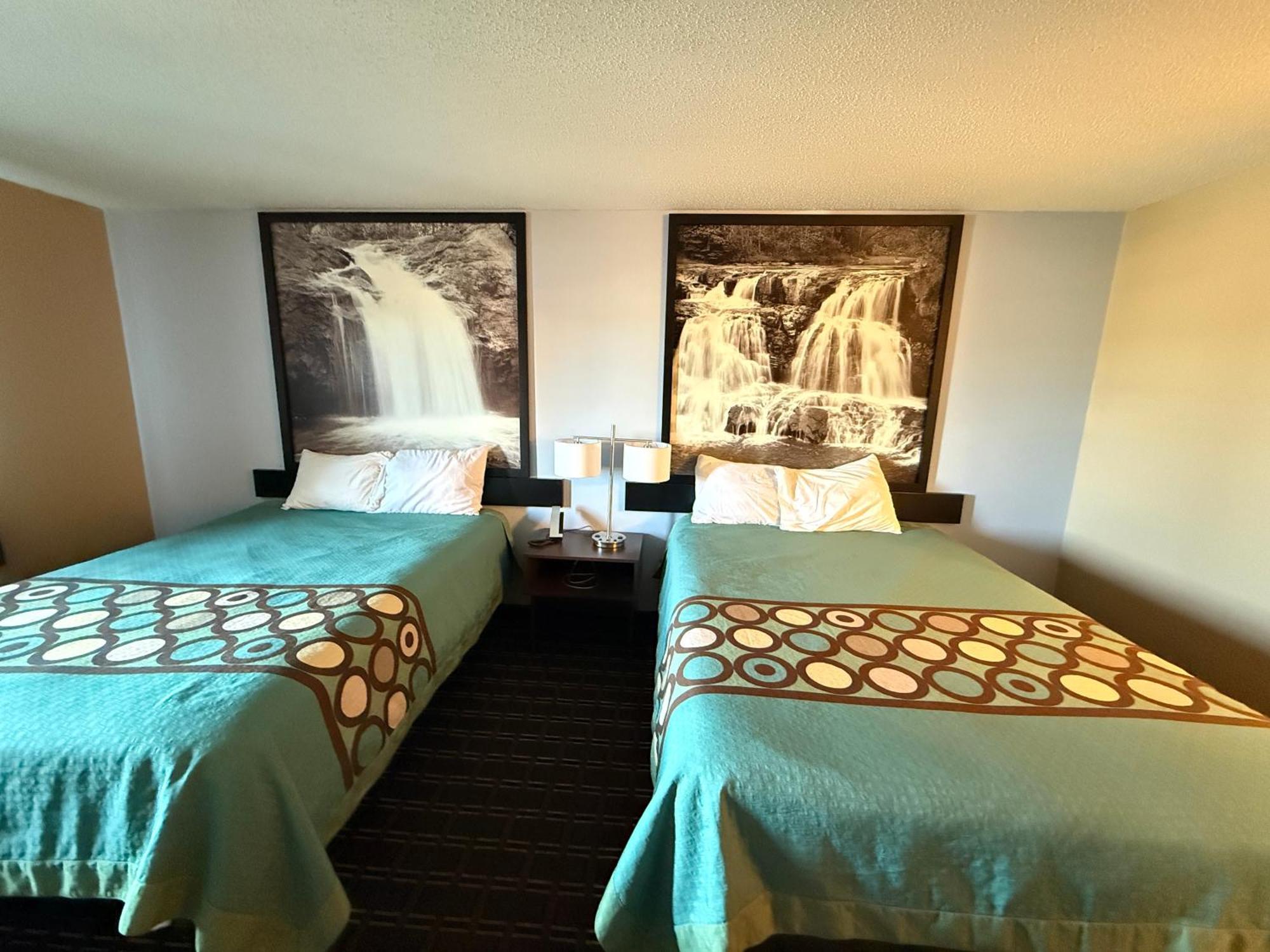 Super 8 by Wyndham Reedsburg Hotel Eksteriør billede