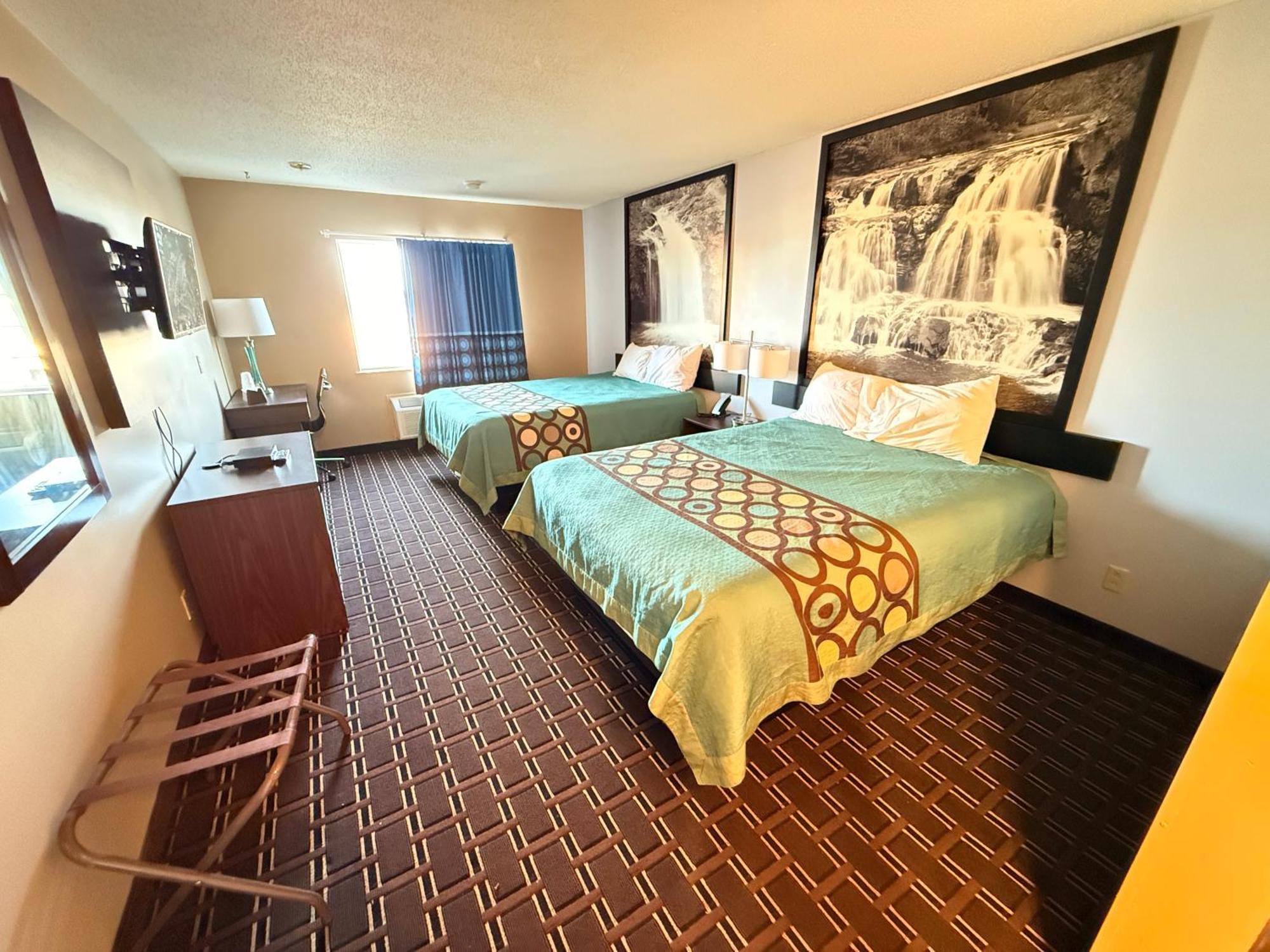 Super 8 by Wyndham Reedsburg Hotel Eksteriør billede