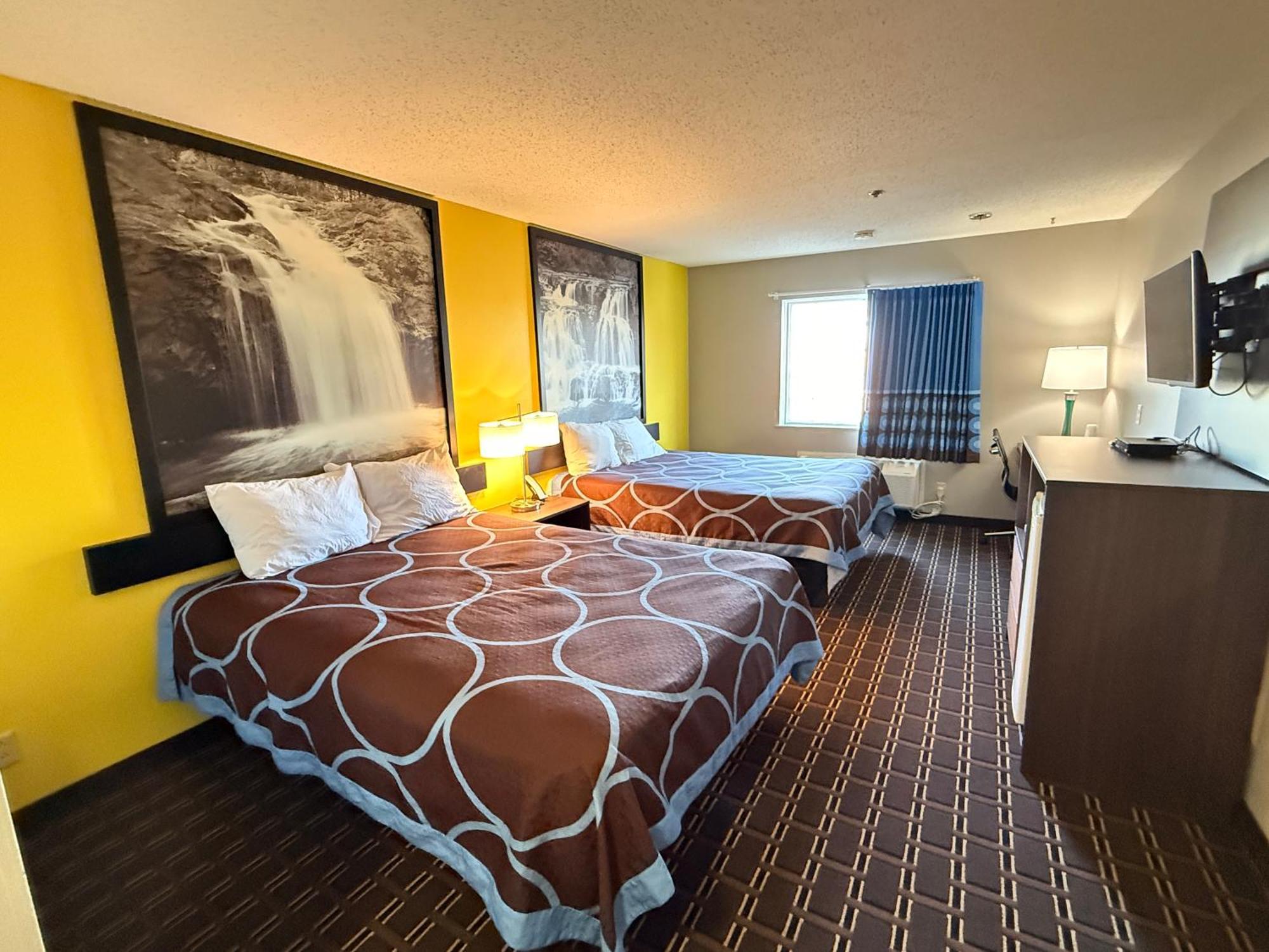 Super 8 by Wyndham Reedsburg Hotel Eksteriør billede
